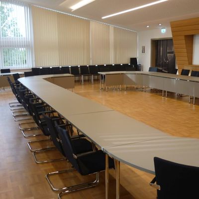 Bild vergr&ouml;&szlig;ern: Fertiger gro&szlig;er Sitzungssaal