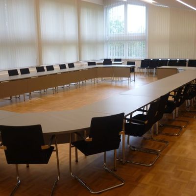 Bild vergr&ouml;&szlig;ern: Fertiger gro&szlig;er Sitzungssaal