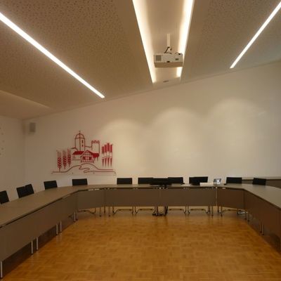 Bild vergr&ouml;&szlig;ern: Fertiger gro&szlig;er Sitzungssaal