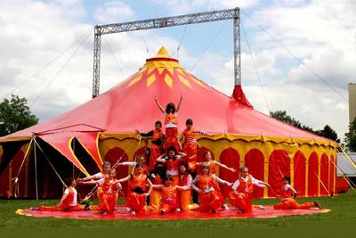Bild vergr��ern: Kinder in der Manege