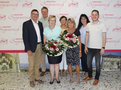 Bild vergr��ern: Von links: B�rgermeister Rainer Rauch, Fachbereichsleiter Rolf Husemann, Jubilarin Rita Suermann, Leiterin des Familienforums Borgentreich Marita D�rdodt, Jubilarin Gabriele Dieckmann, Personalratsvorsitzende Martina St�ve und stellv. Fachbereichsleiter Michael Evers.