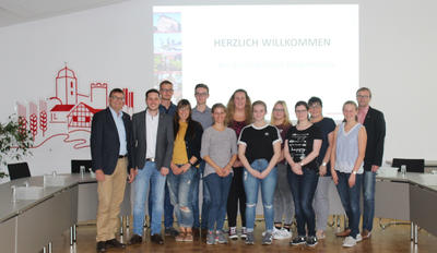 Bild vergr��ern: Das Bild zeigt von links: B�rgermeister Rainer Rauch, stellv. Fachbereichsleiter Michael Evers, David Arendes (Verwaltungsfachangestellter), Sandra Schulze-Rudkoski (Personalsachbearbeiterin), Felix Dohmann (Geomatiker), Theresa Michels (AKP), Lara Scherf (AKP), Lucie Tillmann (FOS-11), Franziska Evers (FOS-11), Vanessa Haase (AKP), Martina St�ve (Personalratsvorsitzende), Charlotte Mann (AKP) und Allgemeiner Vertreter Christof Derenthal.