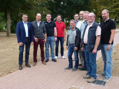 Bild vergr��ern: Das Bild von links: B�rgermeister Rainer Rauch, Lorenz S�kefeld, Christian Lenz, Torsten Rottkamp, Christof Derenthal, Werner D�rdoth, Robert Prell, Hubertus Herbold, Wilfried Riepe und Alexander Otto