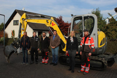 Bild vergr��ern: Sebastian G�ke (Wasserwerk Technikleitung), Nico Grinswald (Fa. Scheuch), Christian L�ke (Tiefbau Stadtwerke), Jens Ritte (Fa. Scheuch), Christa Wiemers (Stadtwerke Betriebsleiterin), Hendrik Assauer (Tiefbau Stadtwerke)