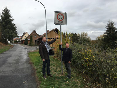 Bild vergr��ern: Links B�rgermeister Rainer Rauch und rechts Ortsvorsteher Werner D�rdoth.