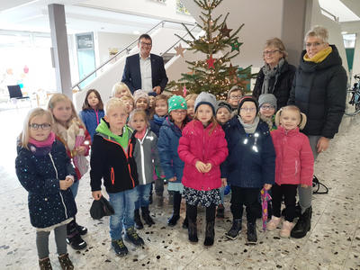 Bild vergr��ern: Von links: B�rgermeister Rainer Rauch, Gruppenleiterin Marianne Eikenberg und Erzieherin Ellen Sauer.