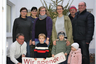 Bild vergr��ern: Das Bild v. l.: Ortsvorsteher Werner D�rdoth, Leiterin Marita D�rdodt, stellv. Leiterin Martina St�ve, Elternbeirat Eva Walter und Jenny Rasche, Rudi S�the, KdV, Ortsheimatpfleger Wilfried Riepe sowie Hannes, Lou und Ylvie.