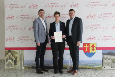 Bild vergr��ern: B�rgermeister Rainer Rauch und sein allgemeiner Vertreter Christof Derenthal gratulieren Maria H�rdemann zur Ernennung als Ortsvorsteherin f�r den Stadtbezirk Gro�eneder