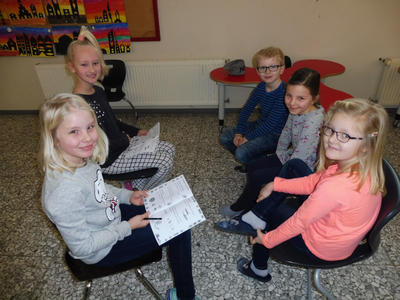 Bild vergr��ern: Lilly, Lea, Magnus, Pina und Leni haben Spa� beim Vorlesen und R�tseln.
