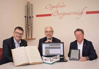Bild vergr��ern: Von links B�rgermeister Rainer Rauch, Chronist Hubertus Hartmann und Ortsvorsteher Werner D�rdoth.