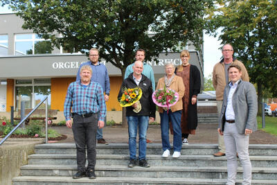 Bild vergr��ern: Obere Reihe von links: Marc Frewer und Martin Grone (Leitung Stadtwerke), Sandra Schulze-Rudkoski (Fachbereich Personal), und Christoph B�ddeker (Fachkraft f�r B�derbetriebe). Untere Reihe von links: Christoph Herbold (Personalratsmitglied und Mitarbeiter im Abwasserwerk), Jubilar Werner Gabriel, Waltraud Berlage und B�rgermeister Nicolas Aisch.