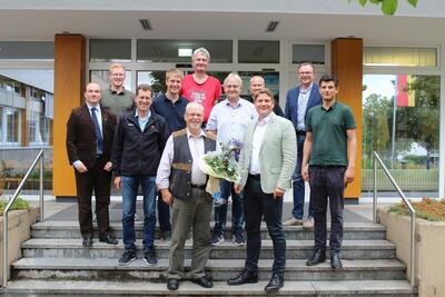 Bild vergr��ern: Abb.: 1 - Am 22.07.2022 verabschiedete die Orgelstadt Borgentreich Forstwirtschaftsmeister Hubert Hillebrandt in den Ruhestand. Das Foto zeigt von links: Valentin Hermann, Philipp Hengst (Personalverwaltung), Norbert Vohs, Benedikt St�cker, Hubert Hillebrandt, Carsten Polan, Dieter Stromberg, stellv. Bauhofleiter Andreas Menne, B�rgermeister Nicolas Aisch, Christof Derenthal und Nicolas Osburg