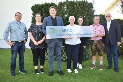 Bild vergr��ern: Der neue Name des hesena Domizil Orgelstadt Borgentreich wird stolz pr�sentiert. (v.l.n.r.) Hubertus Geilhorn (hesena Hausmeister), Marilena Wentzkowski (hesena Pflegedienstleitung), Nicolas Aisch (B�rgermeister Borgentreich), Ellen Sickes-Lange (hesena Leitung Sozialer Dienst), Michaela Dittrich (hesena Bereichsleitung), Werner D�rdoth (Ortsvorsteher Borgentreich und stellv. Landrat des Kreises H�xter), Rainer Bieling (engagierter B�rger aus Borgentreich).