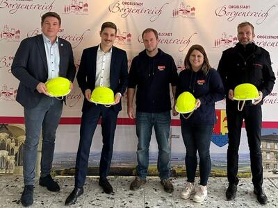 Bild vergr��ern: �bergabe Helme an Jugendfeuerwehr