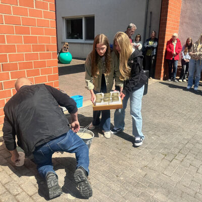 Bild vergr��ern: Verlegung der Stolpersteine im Steinweg mit Sch�lerinnen