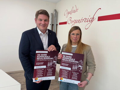 Bild vergr��ern: B�rgermeister Nicolas Aisch und Sandra Schulze-Rudkoski von der Orgelstadt Borgentreich k�ndigen das Programm an