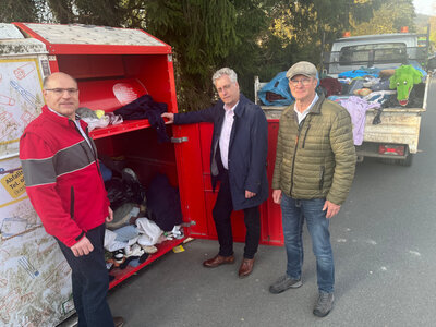 Bild vergr��ern: Immer �fter finden sich in Altkleider-Containern unbrauchbare Textilien, die dann teuer entsorgt werden m�ssen. Das belastet nicht nur die Organisationen hinter den Sammlungen, sondern schm�lert auch den �kologischen Nutzen insgesamt. Deshalb appellieren 
