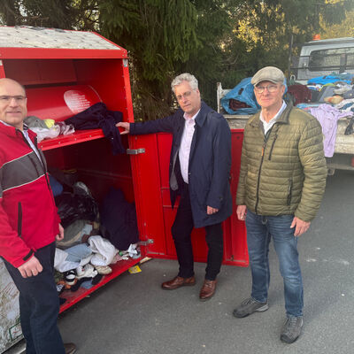Immer &ouml;fter finden sich in Altkleider-Containern unbrauchbare Textilien, die dann teuer entsorgt werden m&uuml;ssen. Das belastet nicht nur die Organisationen hinter den Sammlungen, sondern schm&auml;lert auch den &ouml;kologischen Nutzen insgesamt. Deshalb appellieren 