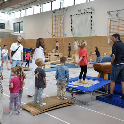 Bild vergr��ern: Bei dem Bewegungsparcours vom VFR Kinderturnen gab es lange Warteschlangen