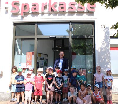 Bild vergr��ern: Sparkasse in Borgentreich ist jetzt auch Not-Insel f�r Kinder