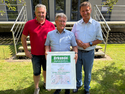 Bild vergr��ern: Markus Hagemann 2.Vorsitender, Werner D�rdoth Vorsitzender und Landrat Michael Stickeln