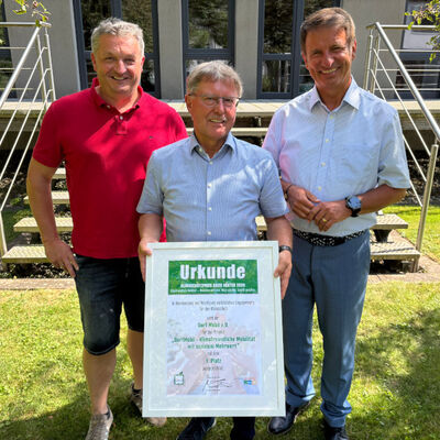 Markus Hagemann 2.Vorsitender, Werner D&uuml;rdoth Vorsitzender und Landrat Michael Stickeln