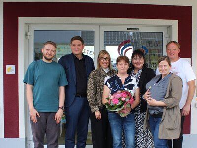 Bild vergr��ern: Gl�ckw�nsche zum Dienstjubil�um von Petra Herbold