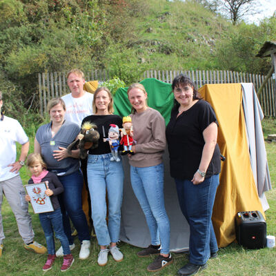 Bild vergr��ern: Setzten sie Sage lebendig in Szene: Von links: Hendrik Rottl�nder, Madlin (5 Jahre), Christina von Spiegel (Kassiererin F�rderverein), Olga Otto, Charlotte Mann, Martina St�ve, hinten: Carsten Robrecht (Vorsitzender F�rderverein)