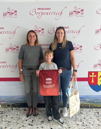 Bild vergr��ern: Preis�bergabe des Kinderferienprogramms: 2026 Sara Menke und Sohn Jonah erhalten Kinogutschein