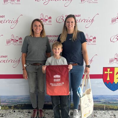 Preis&uuml;bergabe des Kinderferienprogramms: 2026 Sara Menke und Sohn Jonah erhalten Kinogutschein