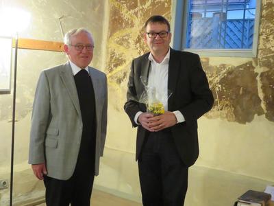 Bild vergr��ern: Prof. Dr. Konrad Schmidt und B�rgermeister Rainer Rauch in der Synagoge in Borgholz