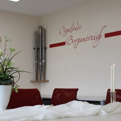 Bild vergr&ouml;&szlig;ern: Kleiner Sitzungssaal als Trauzimmer 
