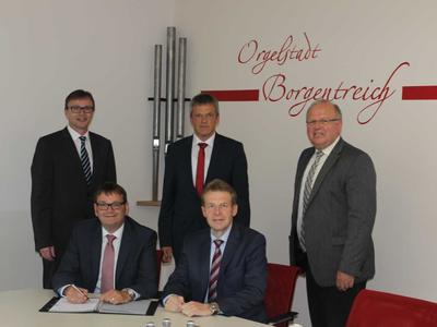 Bild vergr��ern: von links: St�dtk�mmerer Christof Derenthal, B�rgermeister Rainer Rauch, Leiter des Regionalzentrums Mitte Thomas Keil, Gesch�ftsf�hrer der EnergieNetz Mitte J�rg Hartmann, Leiter der Netzregion Baunatal/Hofgeismar Andreas Schneider