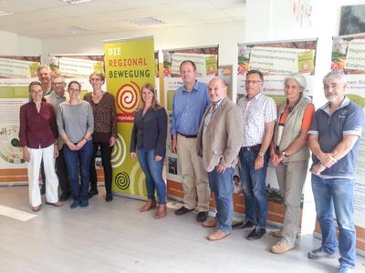 Bild vergr��ern: Der neue Beirat des Landesverbandes Regionalbewegung NRW mit der 1. Vorsitzenden
Brigitte Hilcher (5. von links) und den stellvertretenden Vorsitzenden Dr. Kurt Kreiten (3.
von links), Dorle Gothe (6. von links) und Christian Chwallek (4. von rechts).