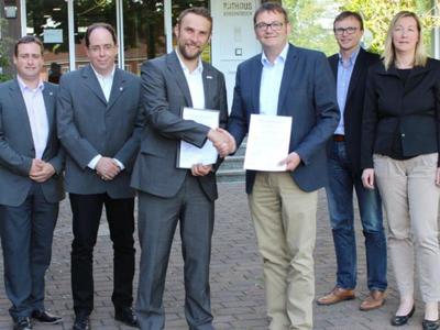 Bild vergr��ern: Vertragsunterzeichnung Wasser Trendelburg mit B�rgermeister Bachmann