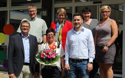 Bild vergr��ern: V.I.: B�rgermeister Rainer Rauch, Rolf Husemann, Jubilarin Petra Boenke, Claudia G�thoff, Michael Evers, Martina St�ve und Christine Burghardt