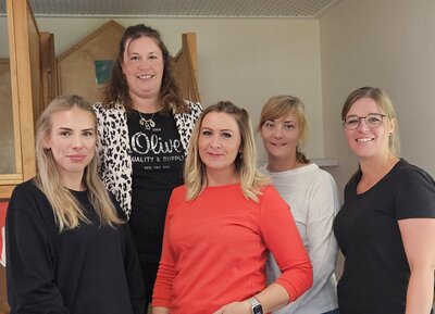 Bild vergr&ouml;&szlig;ern: Von links: Susanne Banko,  Natalia Petker und Carolin Pape
Hinten: Christina Ernst (Gruppenleitung der Wintergruppe)